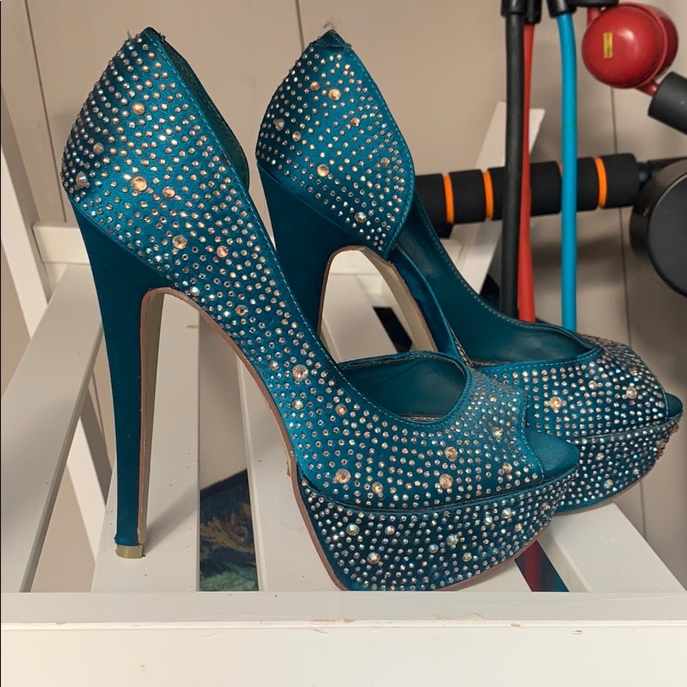 Never worn showstopper heels size 7
